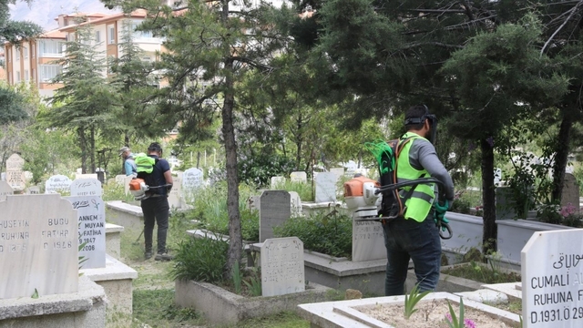 Niğde'de mezarlıklar Kurban Bayramı ziyaretlerine hazırlanıyor