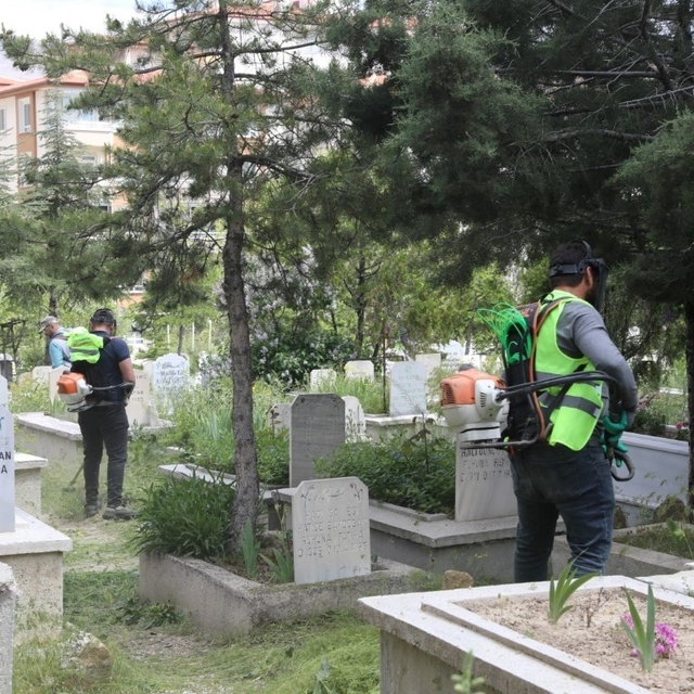 Niğde'de mezarlıklar Kurban Bayramı ziyaretlerine hazırlanıyor