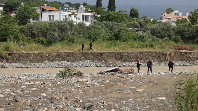 Hatay'da 3 kişinin öldüğü sağanakta sele kapılarak kaybolan 2 genç aranıyor