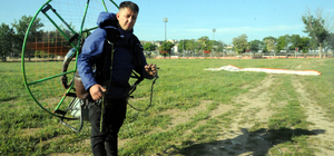 Torna ustası çocukluk hayalini gerçekleştirip, paramotorla özel günlerde uç...