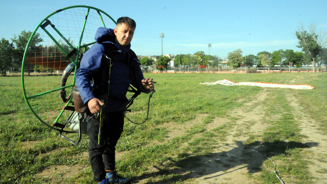 Torna ustası çocukluk hayalini gerçekleştirip, paramotorla özel günlerde uçmaya başladı
