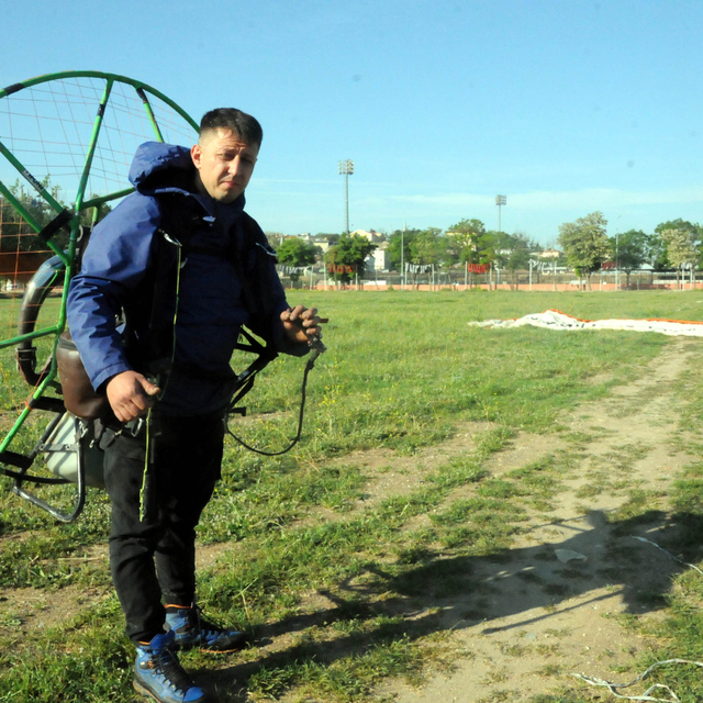 Torna ustası çocukluk hayalini gerçekleştirip, paramotorla özel günlerde uç...