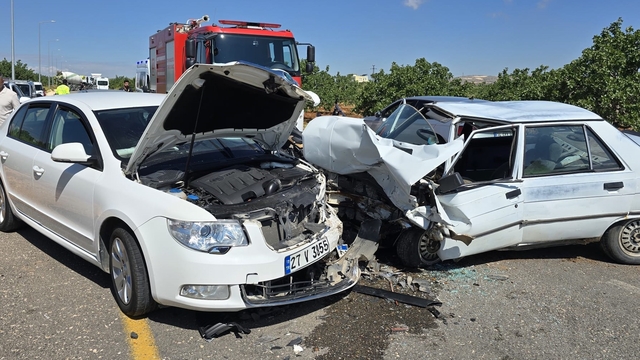 Gaziantep'te otomobiller kafa kafaya çarpıştı: Sürücüler yaralandı