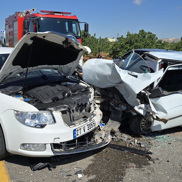 Gaziantep'te otomobiller kafa kafaya çarpıştı: Sürücüler yaralandı
