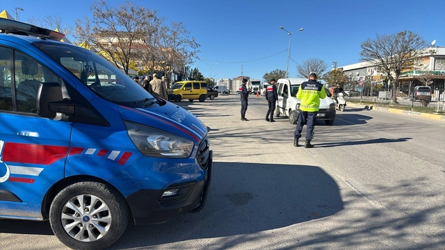 Gaziantep'te jandarmadan huzur-güven uygulaması: 673 aranan şahıs yakalandı