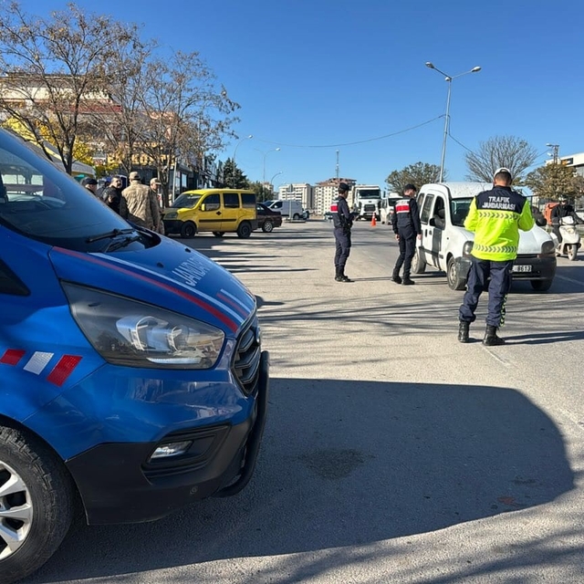 Gaziantep'te jandarmadan huzur-güven uygulaması: 673 aranan şahıs yakalandı