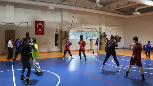 Genç boksörler milli takımı hedefliyor
Antrenör Yenilmez'in amacı milli sporcular yetiştirmek