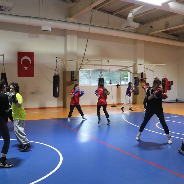 Genç boksörler milli takımı hedefliyor
Antrenör Yenilmez'in amacı milli spo...