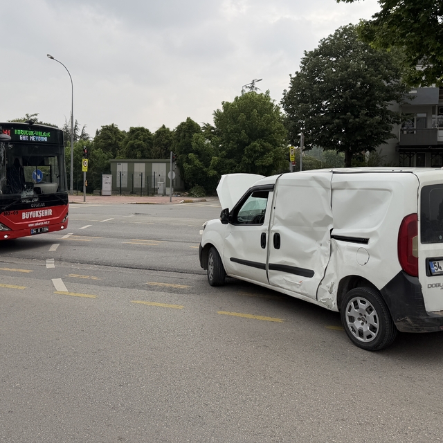 Sakarya'da metrobüs ile hafif ticari araç çarpıştı, 13 yolcu hafif yaraland...