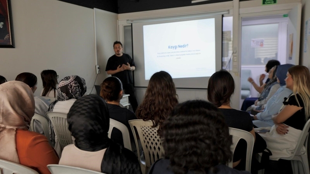 Yunusemre Belediyesinden öğrencilere "Sınav Kaygısı Yönetimi" semineri