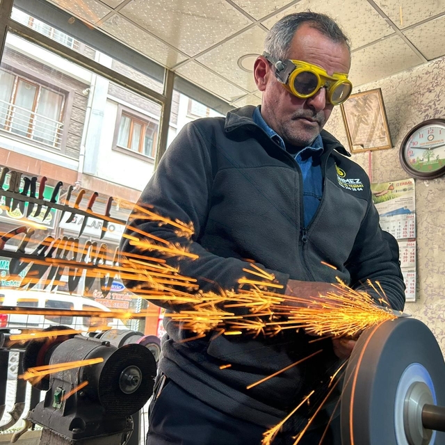 Van'da bıçak bileme ustalarının yoğun bayram mesaisi
Vanlı bıçak bileme ust...