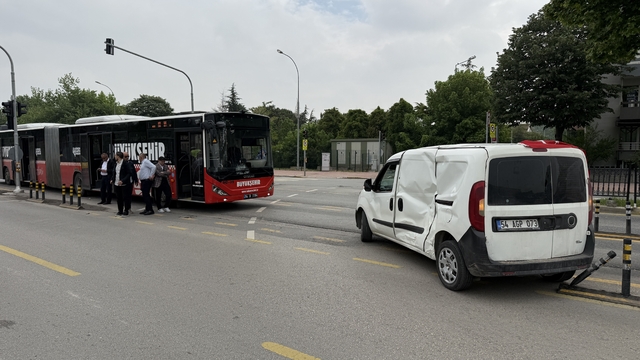 Yasak dönüş kazayı getirdi, metrobüsle hafif ticari araç çarpıştı: 13 yaralı