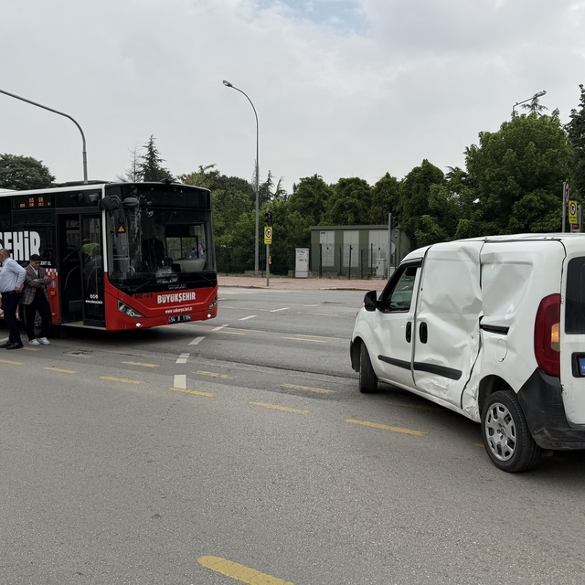 Yasak dönüş kazayı getirdi, metrobüsle hafif ticari araç çarpıştı: 13 yaral...