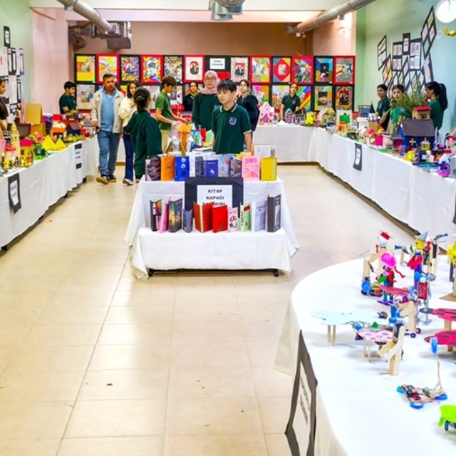 Gelibolu'da öğrenciler yıl sonu sanat ve tasarım sergisi açtı