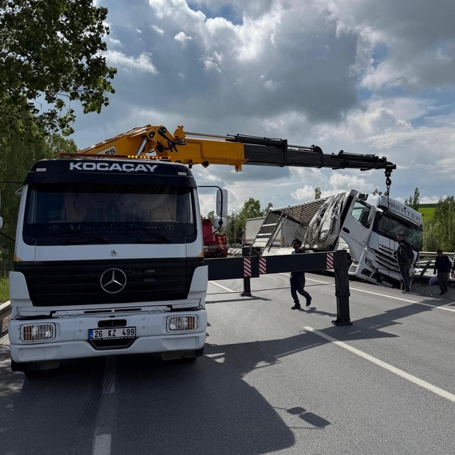 Eşya yüklü tır refüje yan yattı
