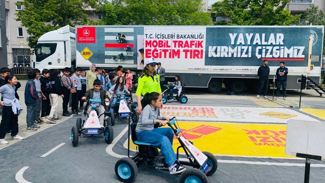 Oltu'da öğrencilere trafik eğitimi