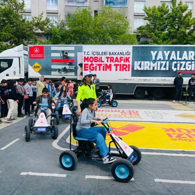 Oltu'da öğrencilere trafik eğitimi