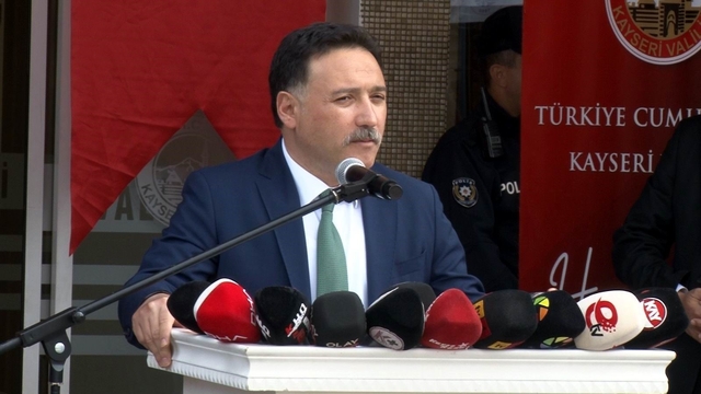 Vali Çiçek: "Bayramlarda en büyük endişemiz trafik kazaları"
Kayseri protokolü bayramlaştı