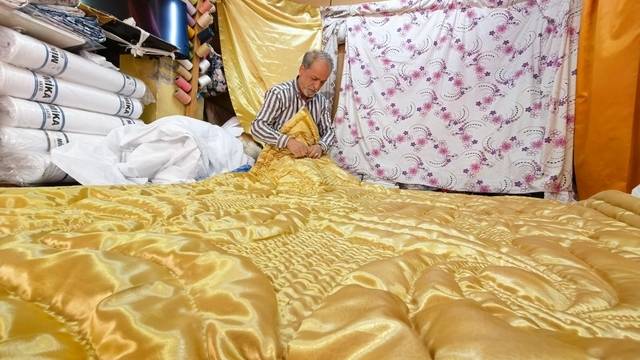 Kraliçe 2'nci Elizabeth için de yorgan diken 60 yıllık 'yorgancı' zamana direniyor