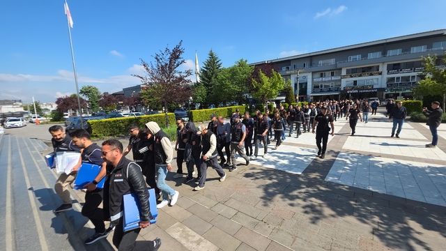 Düzce'de staj dolandırıcılığı yaptığı iddia edilen 21 kişi adliyeye sevk edildi
Öğrencileri staj yapıyor gibi gösterip haksız yere teşvik, prim ve stajyer ücreti tahsil edildiği tespit edildi