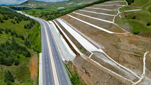 Kara yolu kenarında korkutan manzara
