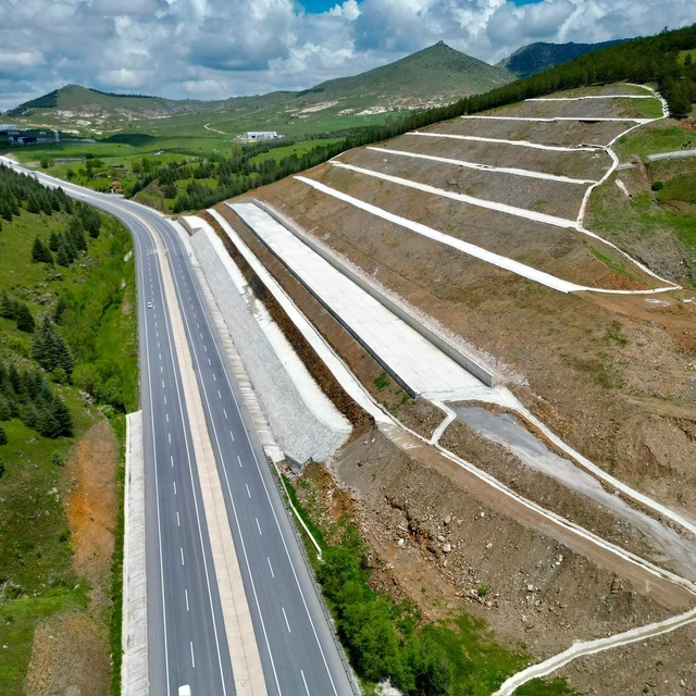 Kara yolu kenarında korkutan manzara