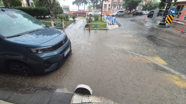 Tekirdağ'da 10 dakikalık sağanak yolları dereye çevirdi