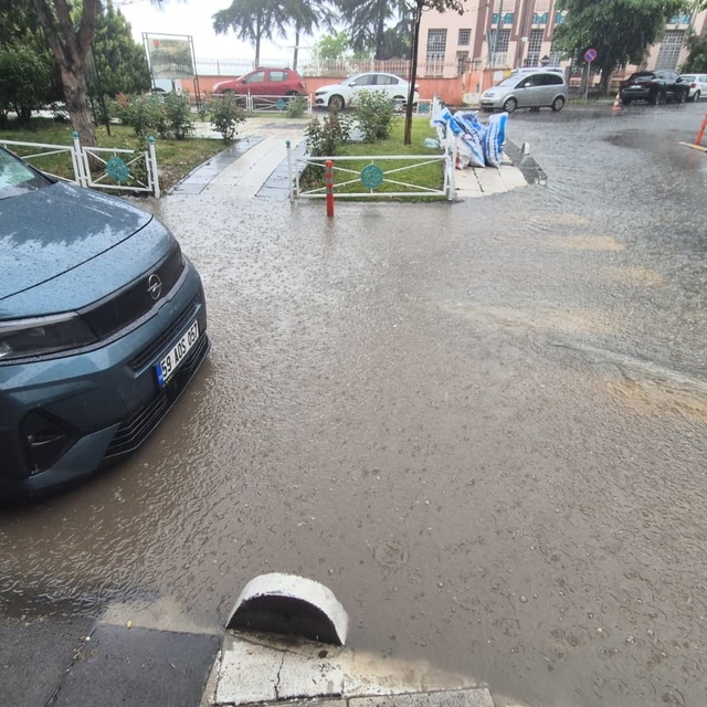 Tekirdağ'da 10 dakikalık sağanak yolları dereye çevirdi