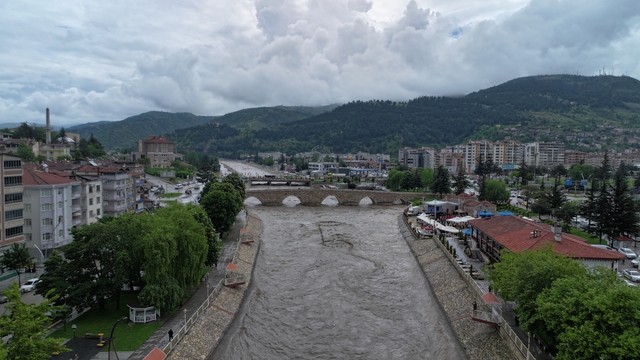 Taşkın riski bulunan Yeşilırmak Nehri'nde çalışmalar sürüyor