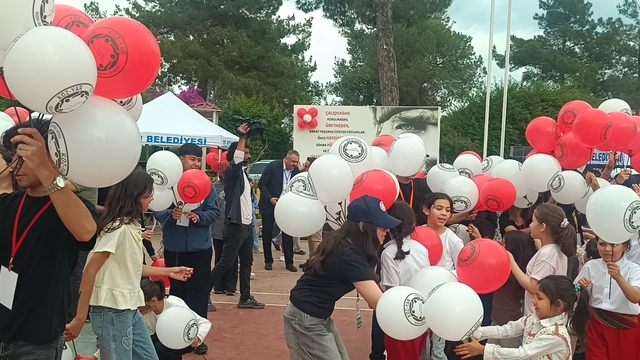 Kozan'da 350 çocuğa bayram hediyesi dağıtıldı