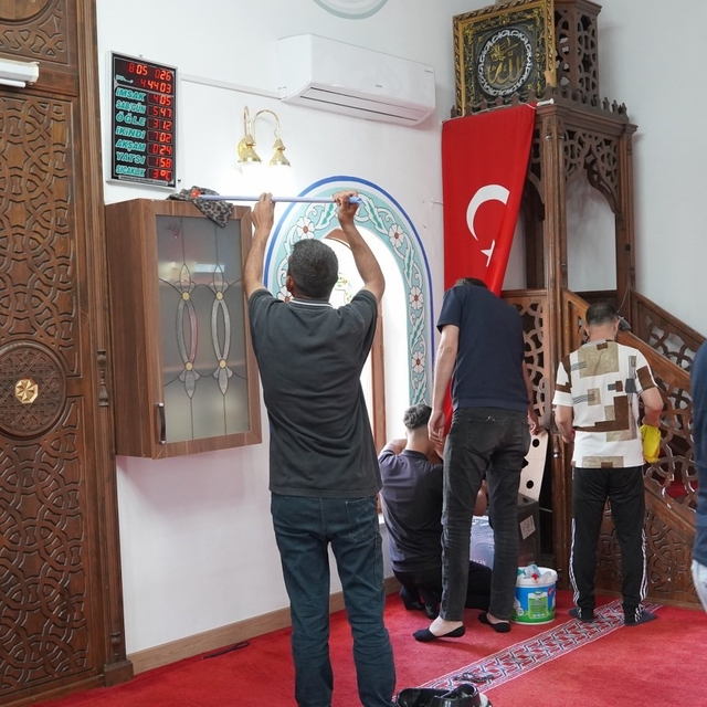 Yunusemre'de camiler bayram namazına hazırlanıyor