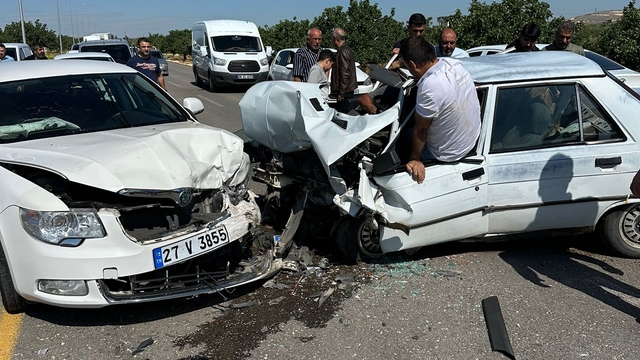 Gaziantep'te iki otomobilin çarpıştığı kazada 2 kişi yaralandı