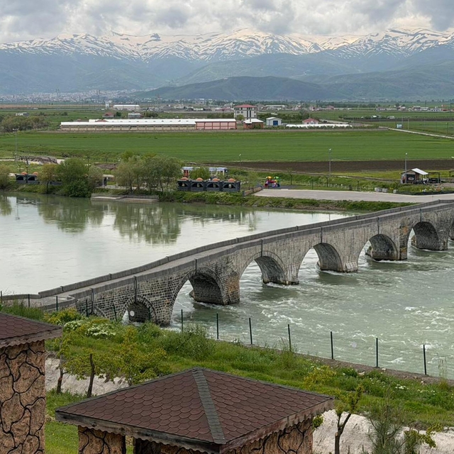 Muş'ta Alparslan-2 Barajı ve HES'te ilk kez dolusavak kapakları açıldı