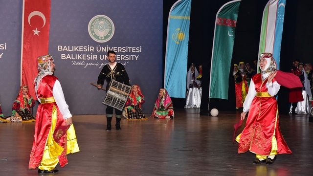 Türk Dünyasının renkleri Balıkesir'de sahneye taşındı