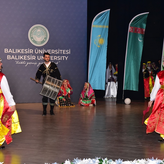 Türk Dünyasının renkleri Balıkesir'de sahneye taşındı