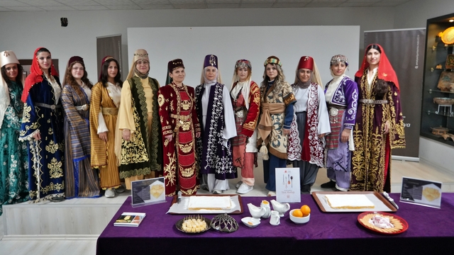 Finike portakallı lokum Antalya'da vatandaşlarla buluştu
Antalya'da lokumla geleneksel ikram kültürü canlandırıldı