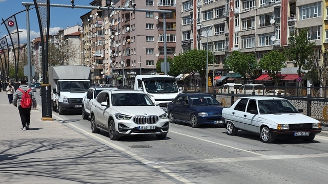 Kütahya'da araç sayısı artmaya devam ediyor
Kent genelinde trafiğe kayıtlı araç sayısı, bir önceki aya göre bin 400 artarak 287 bin 458'e ulaştı