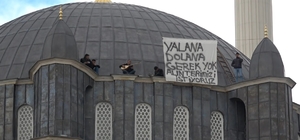 İşçilerden caminin kubbesinde sazlı türkülü ücret protestosu