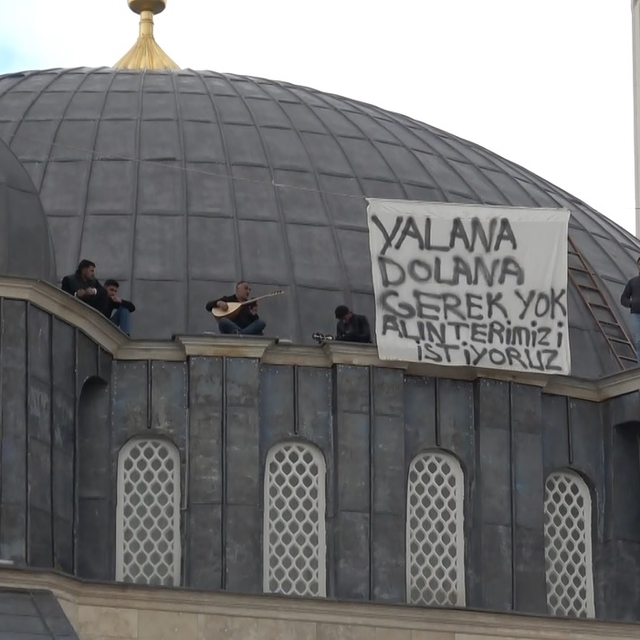 İşçilerden caminin kubbesinde sazlı türkülü ücret protestosu