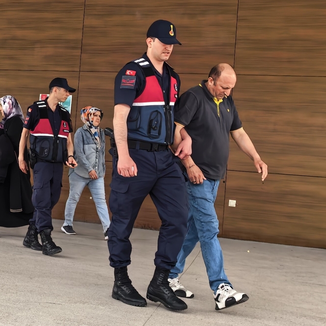 Kredi kartı çalıp harcama yapan şüpheliler yakalandı