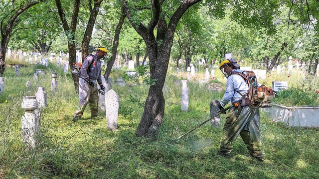 Denizli'de mezarlıklar Kurban Bayramına hazır