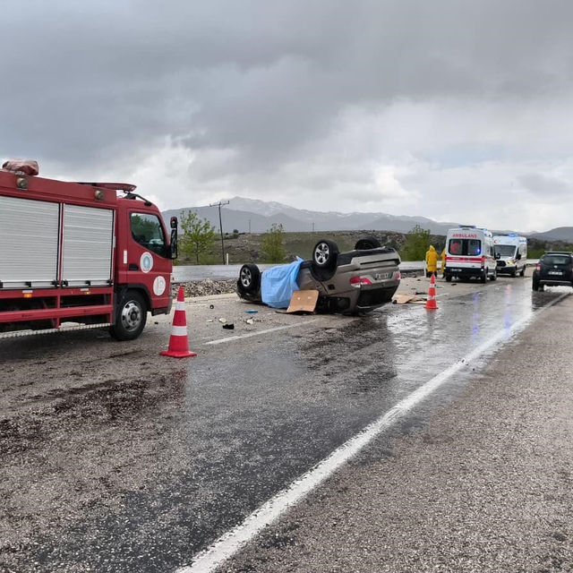 Lüks otomobil kontrolden çıkıp takla attı: 2 ölü