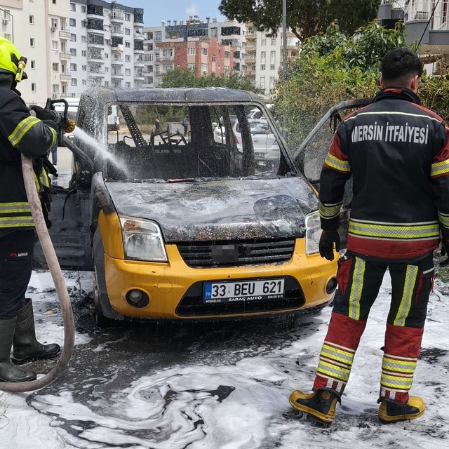 Hafif ticari araç alev alev yandı