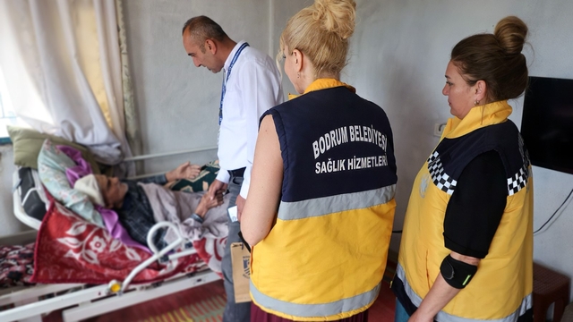 Bodrum Belediyesi'nden yatağa bağımlı hastalara bayram ziyareti