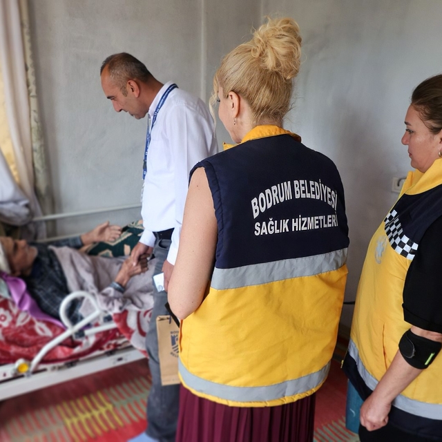 Bodrum Belediyesi'nden yatağa bağımlı hastalara bayram ziyareti