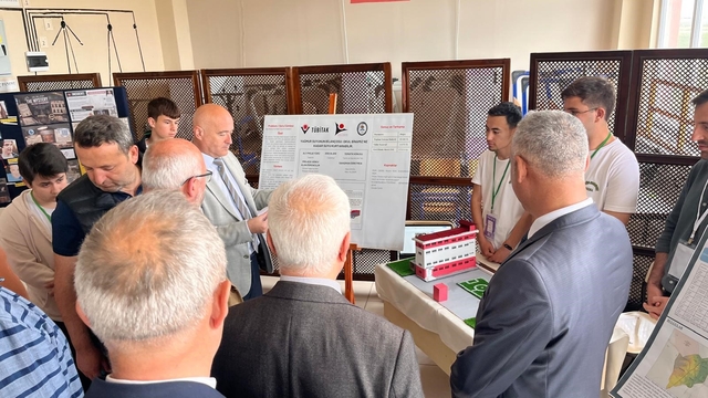 Tekirdağ'da gençler projelerini bilim fuarında sergiledi