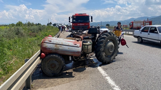 Manisa'da minibüsün traktöre çarpması sonucu 1 kişi öldü, 3 kişi yaralandı