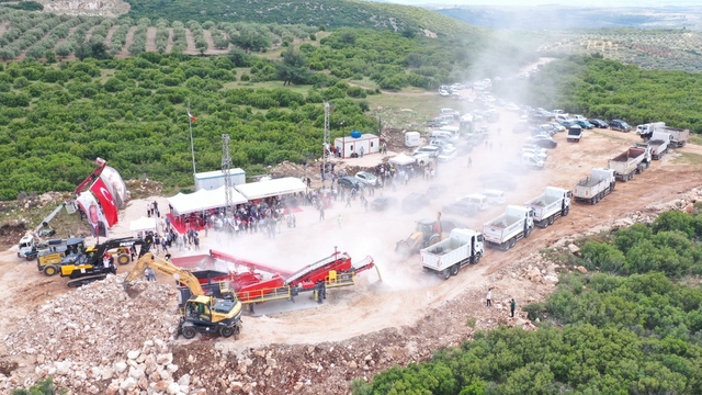 Saruhanlı'da ayda 26 bin ton mıcır üretilecek tesis açıldı
