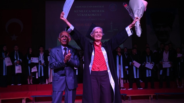 Akdeniz Üniversitesi'nde mezuniyet heyecanı yaşayan anneye diplomasını dekan oğlu verdi