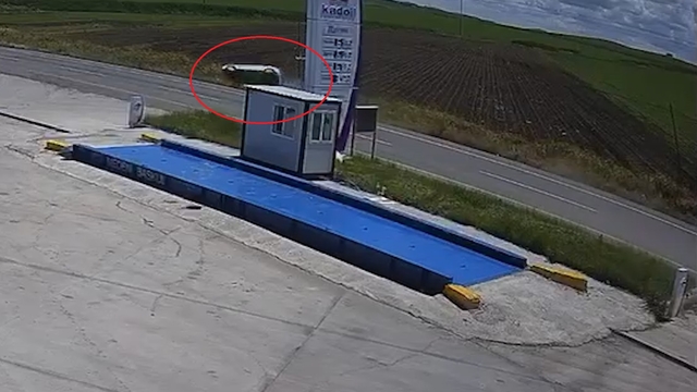Diyarbakır'da takla atan otomobil tarlaya savruldu; aynı aileden 4 yaralı